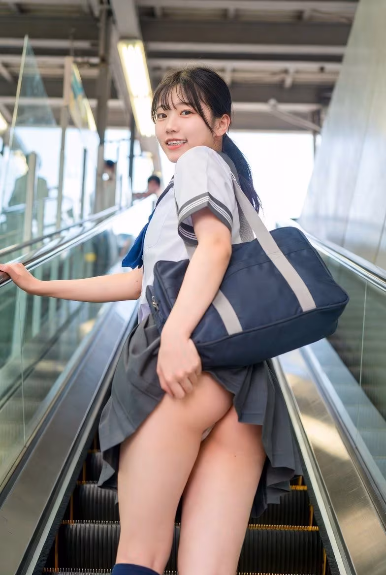 JK露出遊戯 〜危険で甘い、制服めくりプレイ〜